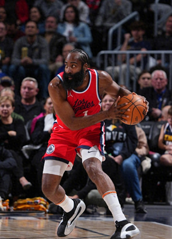 开云体育中国官方入口-洛杉矶快船发布备战花絮；赛后门线救险；中超任务艰巨；阵容厚度经受考验