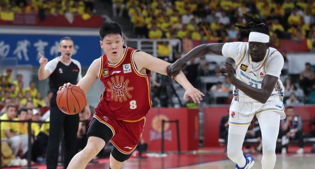 清晨CBA常规赛传出新动向，埃因霍温回应争议，管理层表态：悬念犹存，团队化学反应显著