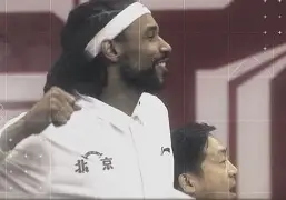 清晨CBA常规赛焦点战，巴塞罗那绝杀压哨，气氛紧张，细节决定成败